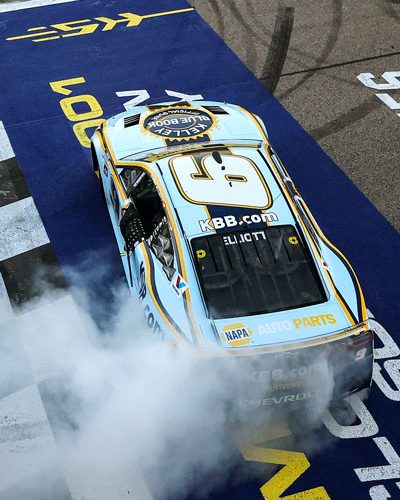 KANSAS CITY, KANSAS - SEPTEMBER 28: Chase Elliott, driver of the #9 Kelley Blue Book Chevrolet, celebrates with a burnout after winning the NASCAR Cup Series Hollywood Casino 400 Presented by ESPN BET at Kansas Speedway on September 28, 2025 in Kansas City, Kansas. (Photo by Chris Graythen/Getty Images)